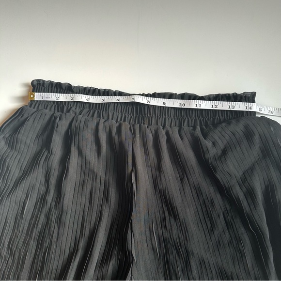 Available by Angela Women’s Black Pleated Flowy Shorts Size L NWT Built-In Liner - Picture 4 of 7